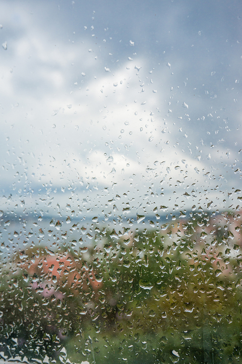 窗外真实雨景图片图片