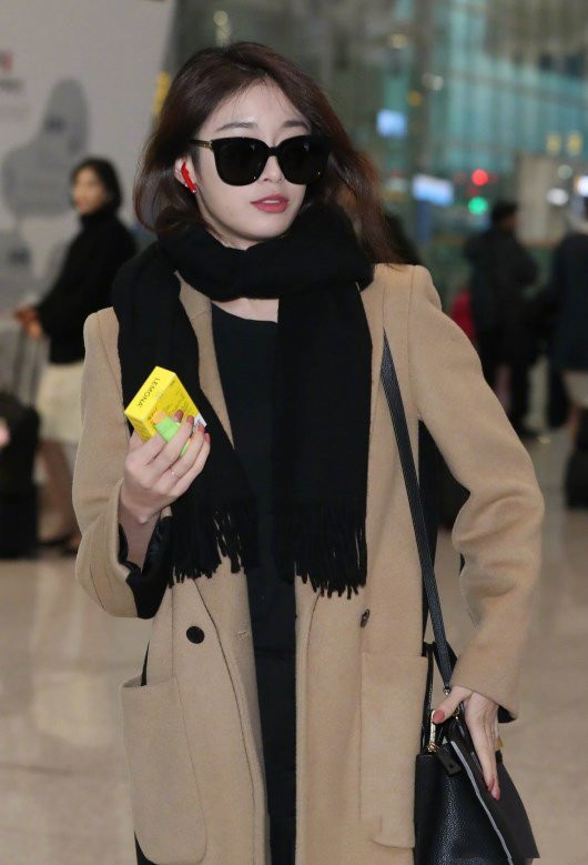 朴智妍真的太优秀了,卡其色大衣配黑白运动鞋,时髦炫酷两不误!