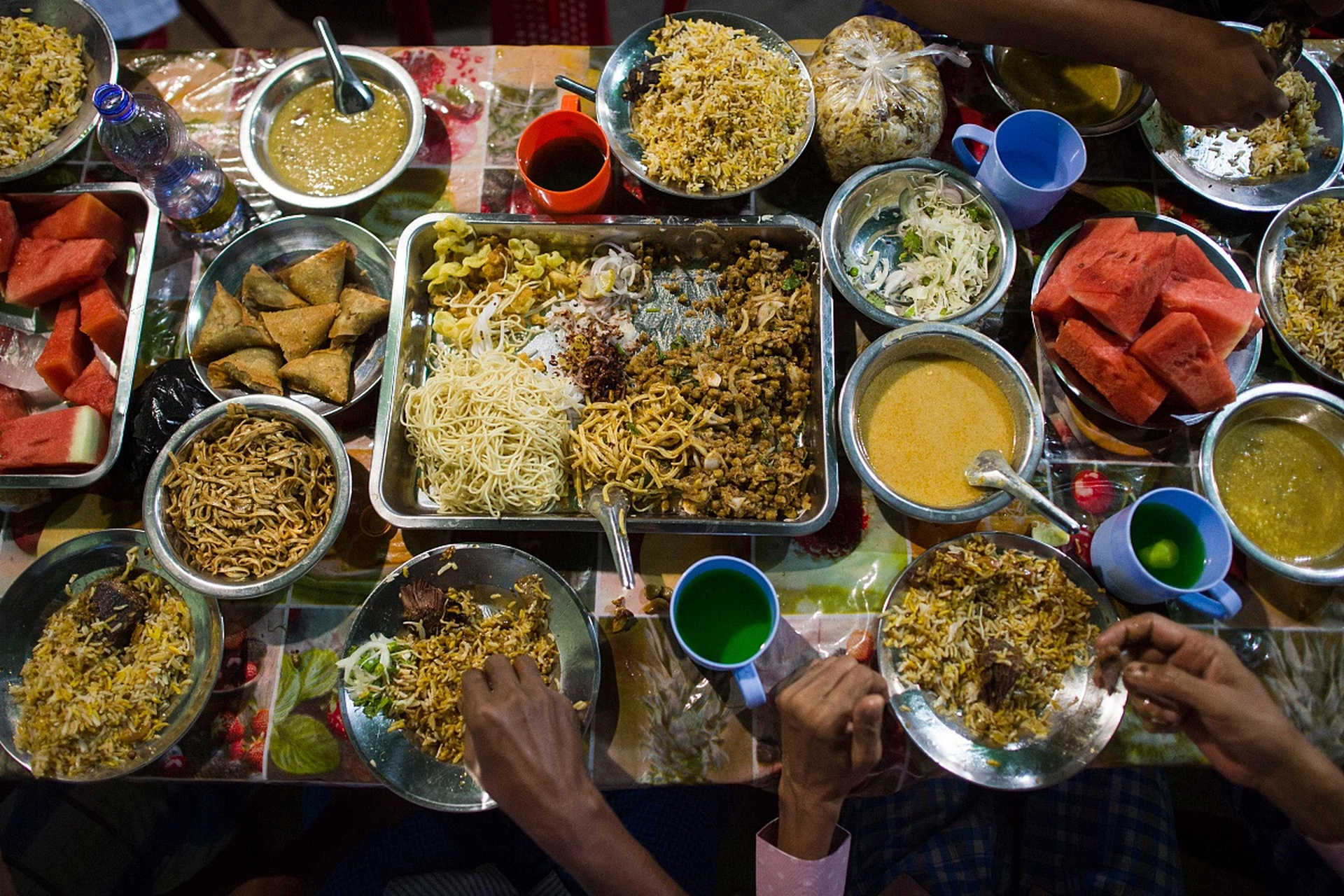 印度人吃饭一定要用右手,不论是普通的饭菜,还是面条,甚至是粥,印度人
