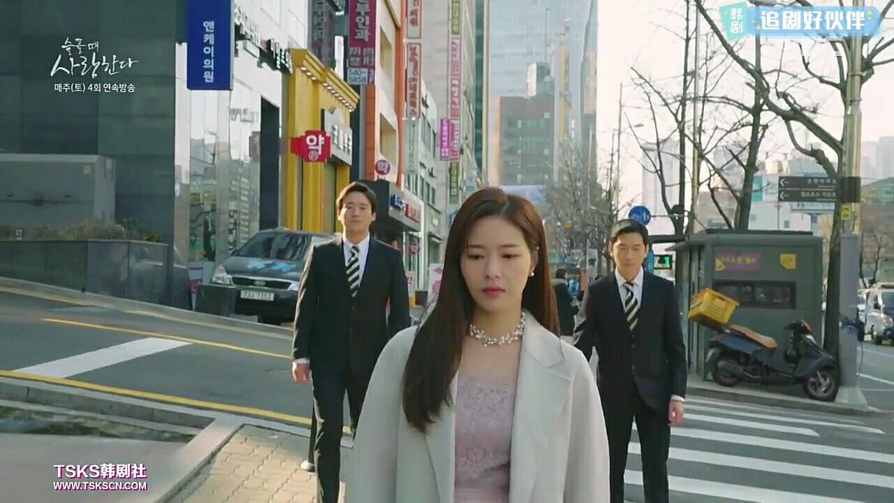 玛丽擅长画画却只能在丈夫给自己建造的画室里面绘画,画都是经由丈夫