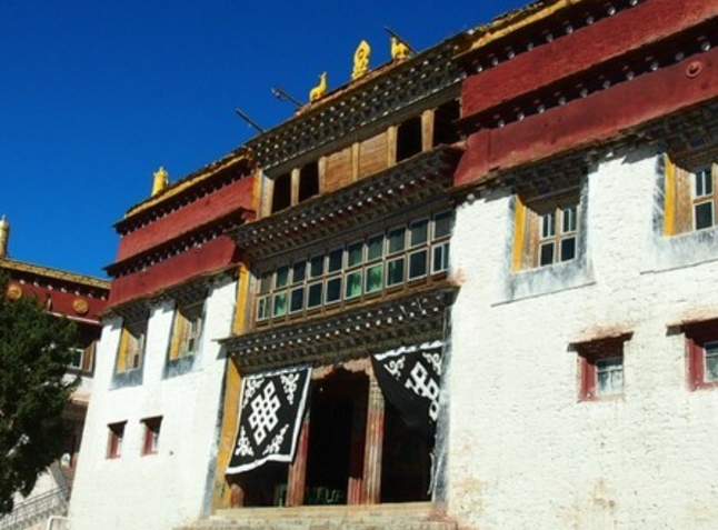 旅游:雄登寺——稻城第一大寺,有600年历史的黄教寺庙