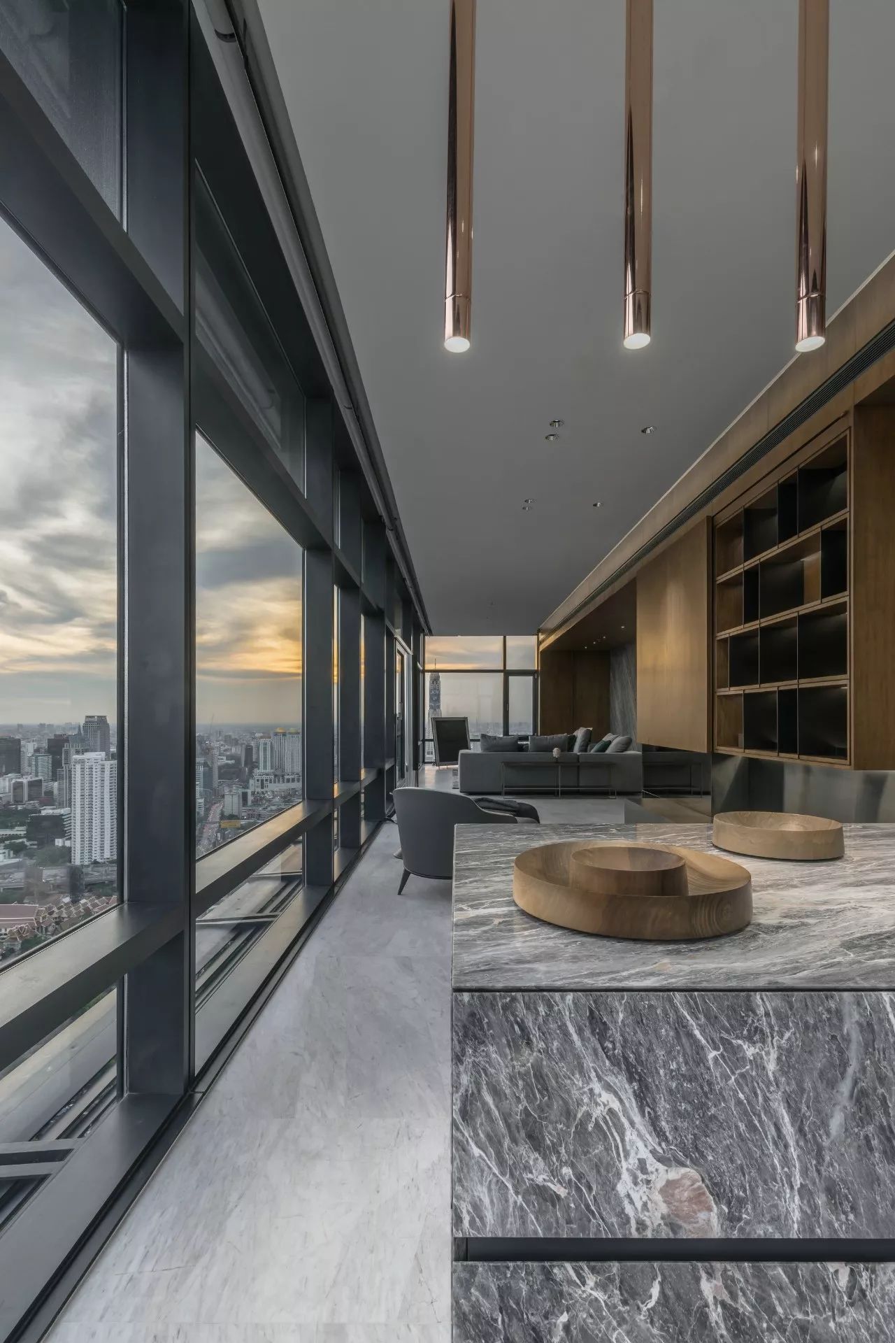 令这种尊贵感恰如其分,并不显称重压抑,反而更加展现时尚和现代都市的