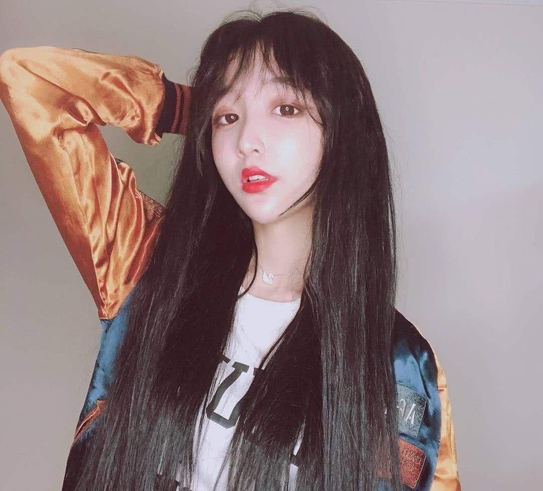 女装大佬艾比晒美照,没想到被这个部位抢镜了!网友:心疼他