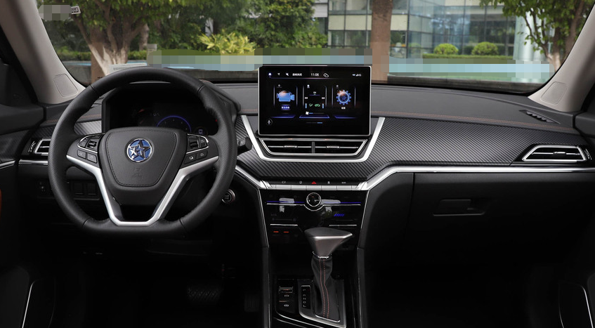 这台车的中控台是我最满意的地方了,配备了高清液晶触摸式显示屏,使得