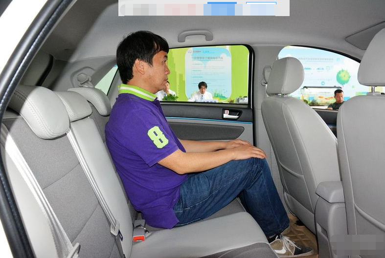 外观设计新颖内置搭配好看的北汽新能源ev,整车设计立体感十足