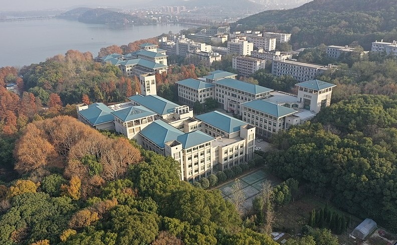 武汉大学工学部第一教学楼俗称"变形金刚",于2016年拆除