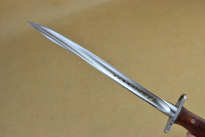 2cm  柄 长:11cm 重 量: 442g(含皮套) 硬 度: 56hrc 刀材质:三棱刃