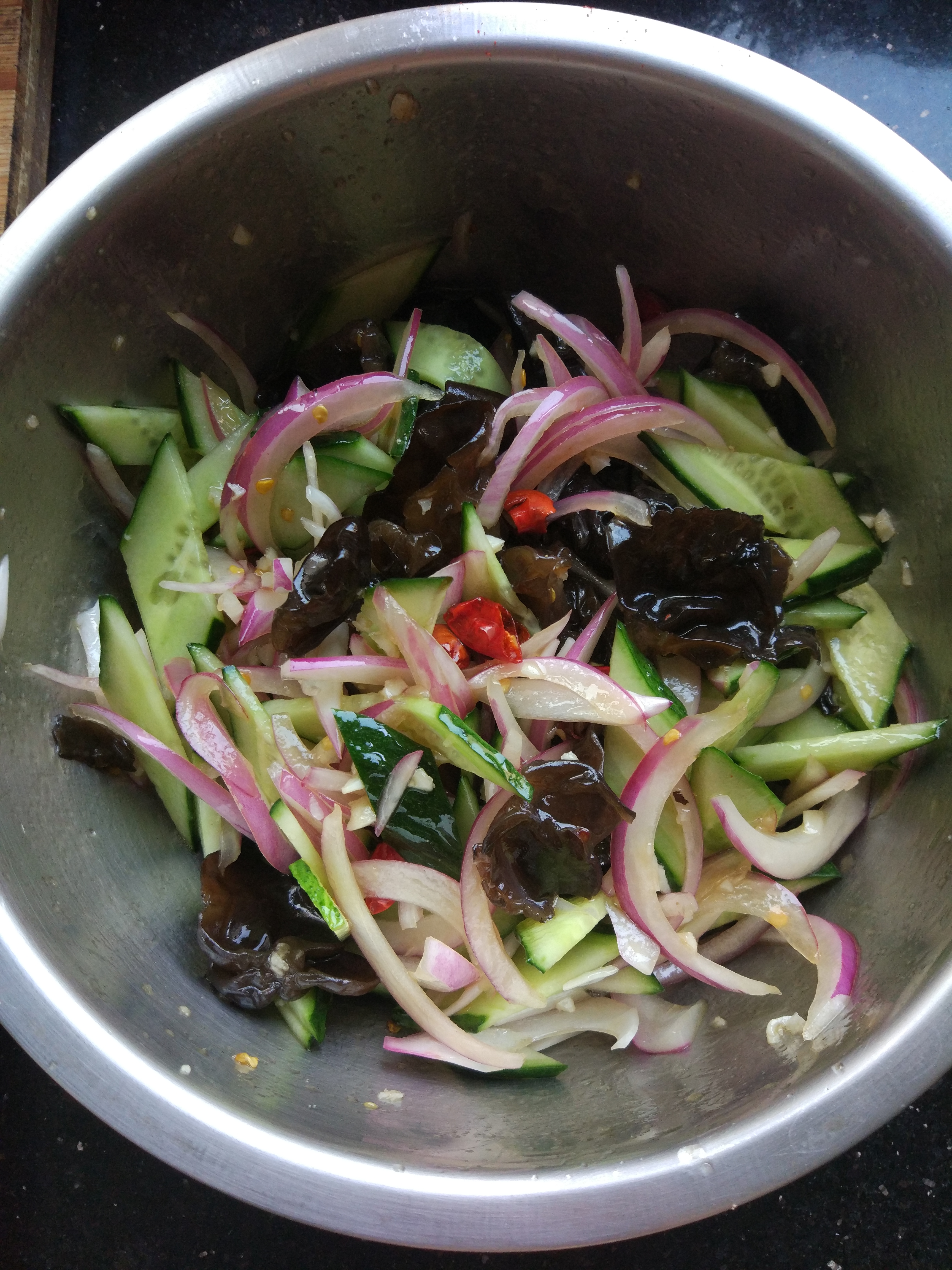 2根黄瓜1把木耳,再加上半个洋葱一拌,拌出来全家都看馋了