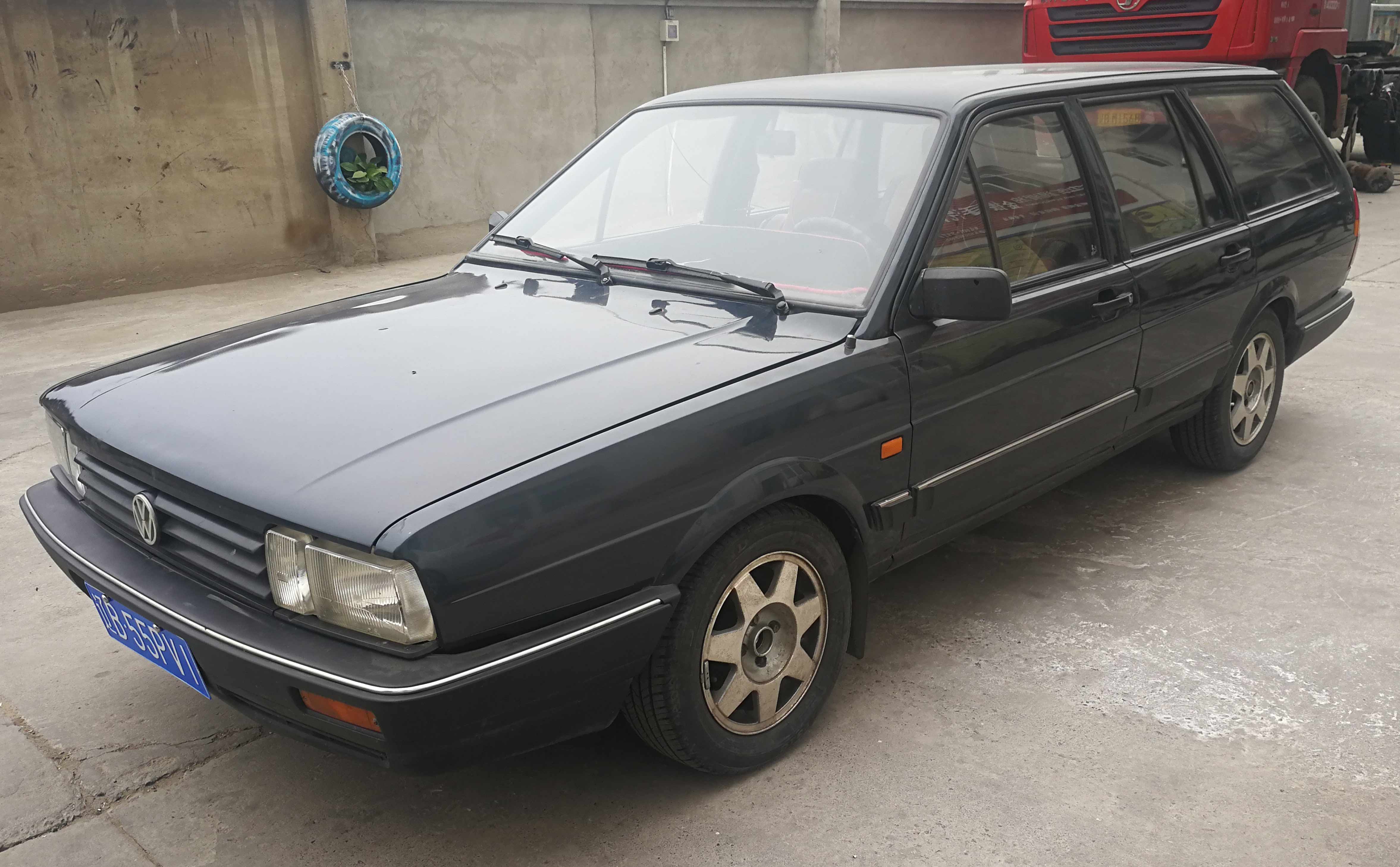 18年前的桑塔纳,花5500改色换面,24岁小伙:我为情怀买单