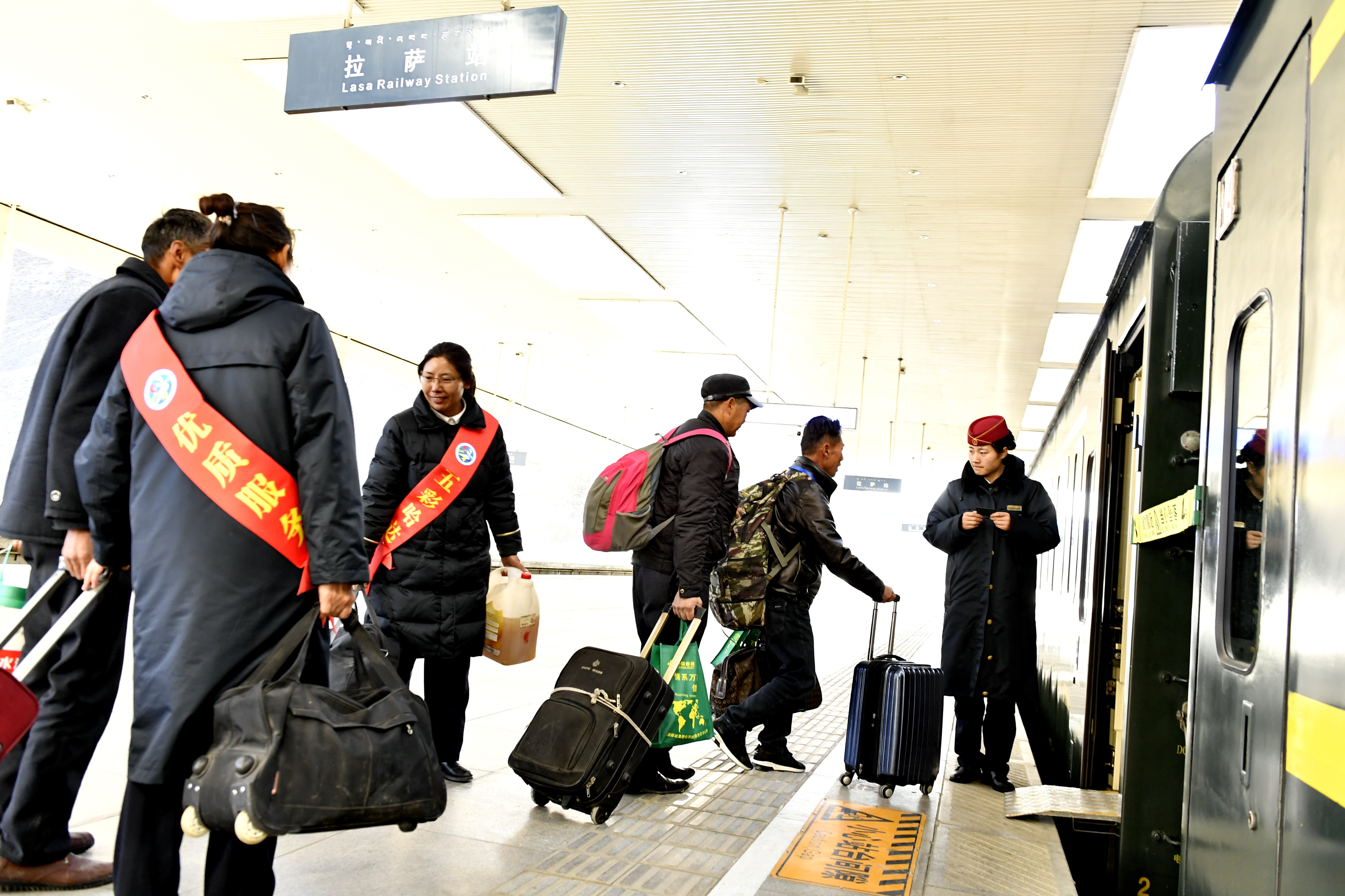 西藏:免费火车票助务工人员返乡(2)