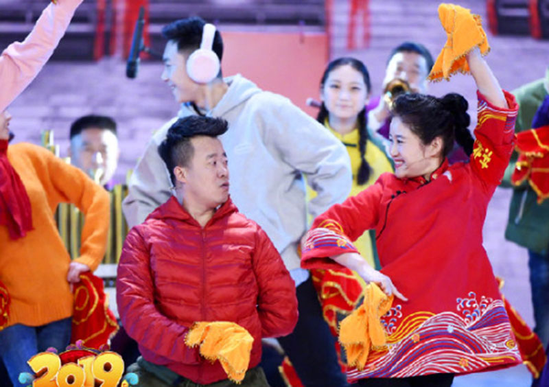 央视元宵晚会受赞扬,谢娜方言小品成热点,杨少华开口献唱