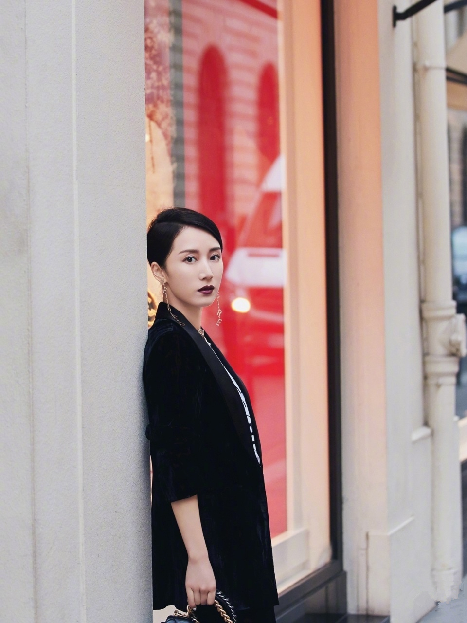 李念时尚街拍,黑色丝绒西装,干练霸气,暗黑风格唇色御姐范十足