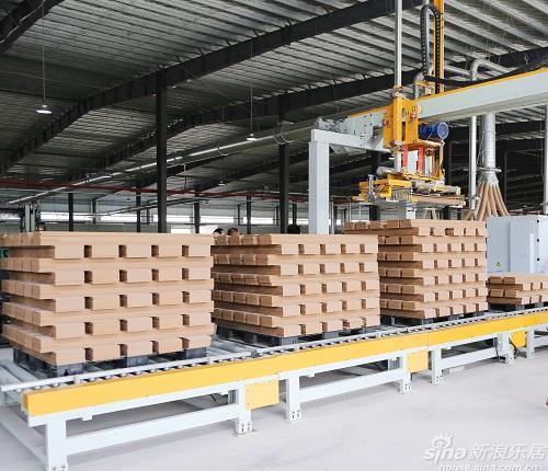 新浪家居评测团走进大自然强化木地板工厂