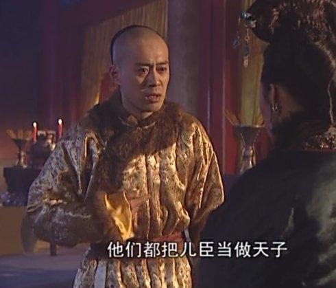 当时扮演行森的演员李小雷高坐在柴垛上,扮演顺治帝的刘钧则跪在地上