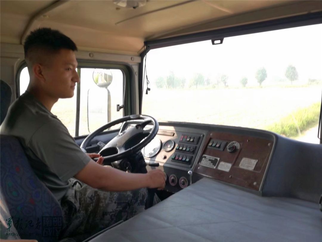 这位二次入伍的新兵,当年在部队驾驶18米长的坦克运输车