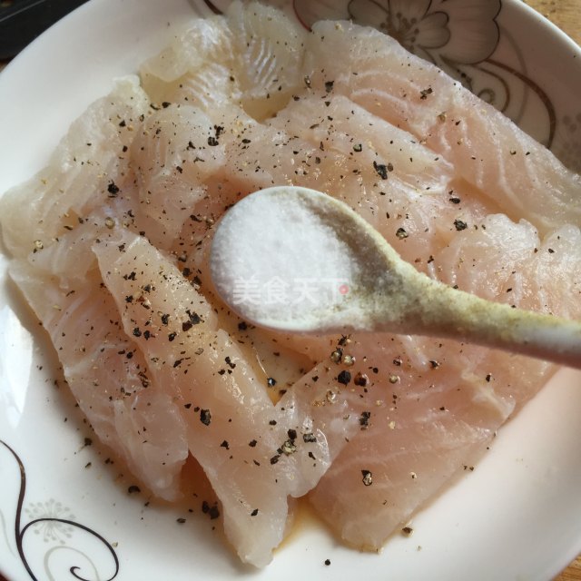 酥炸龍利魚,片大刺少,外脆裡嫩,非常饞人的小零食