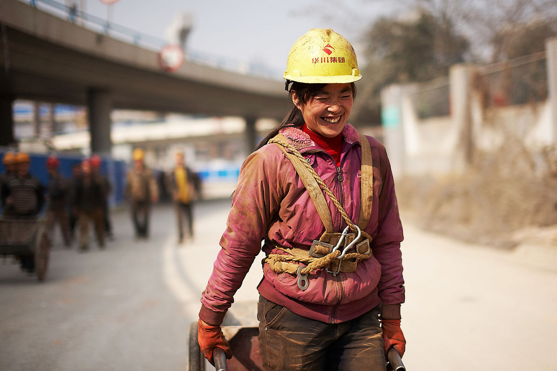 香港工地的扎铁女工日赚两千!如果是你会去做吗?欢迎留言评论!