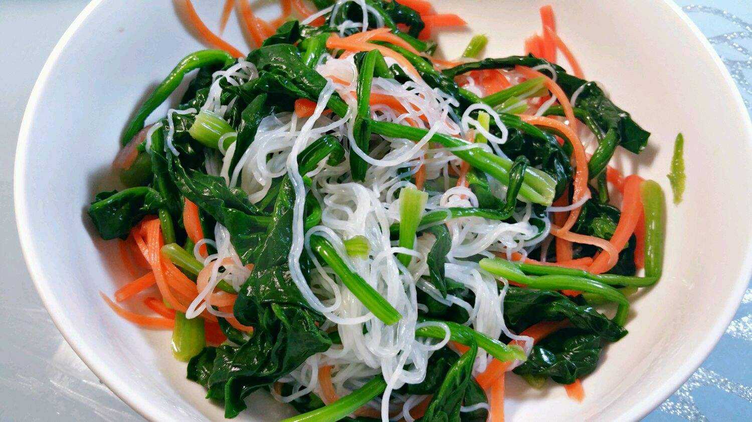 菠菜拌粉丝吃起来特别的爽口,获得了大家的认可