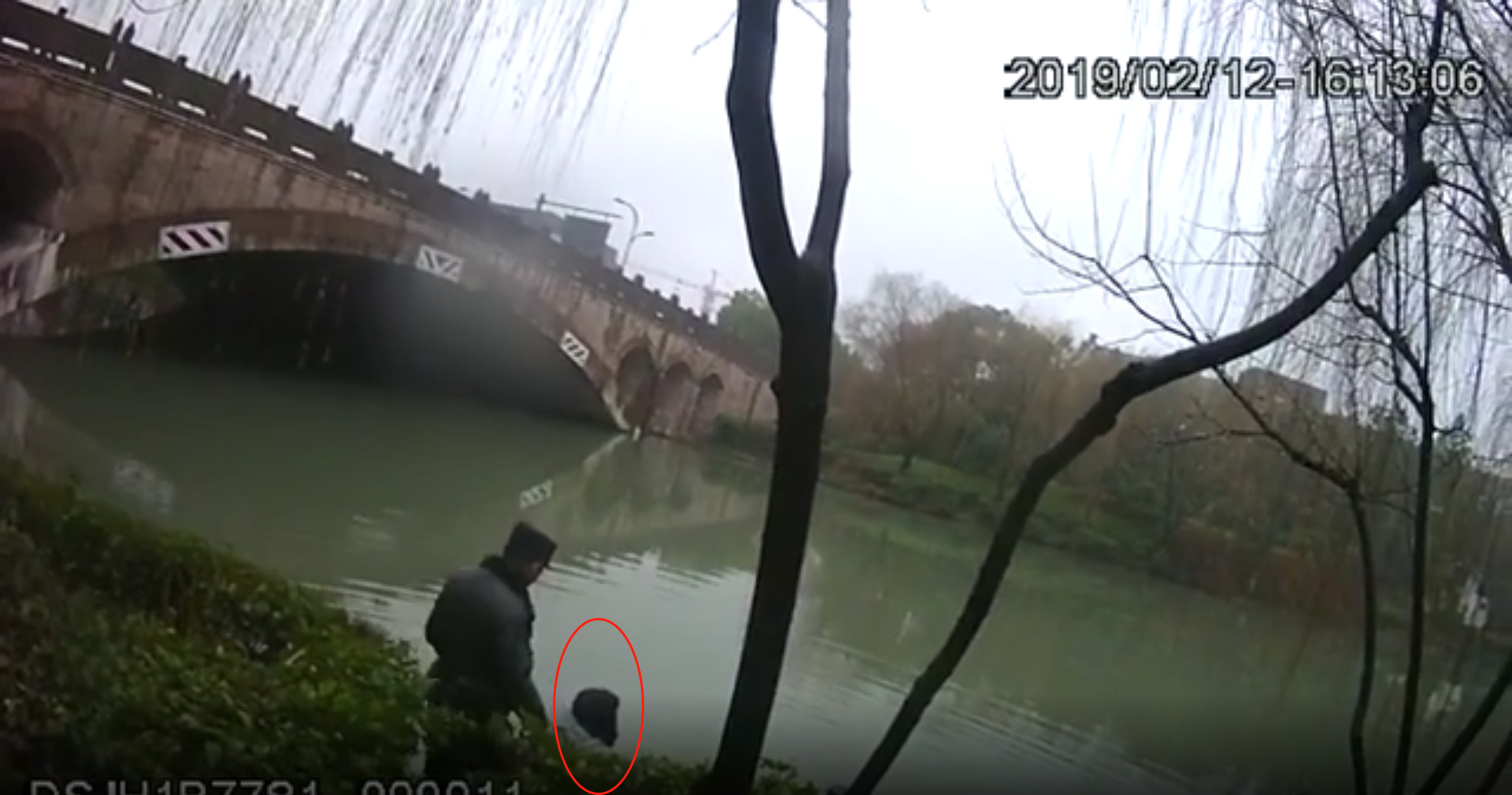 "感觉对不起妈妈" 大过年的40岁女子坐河边嚎啕大哭 欲轻生跳河