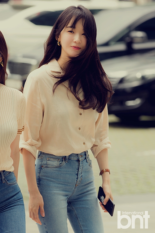 12日下午,韩国女子组合davichi在首尔木洞sbs放送中心出席了电台节目