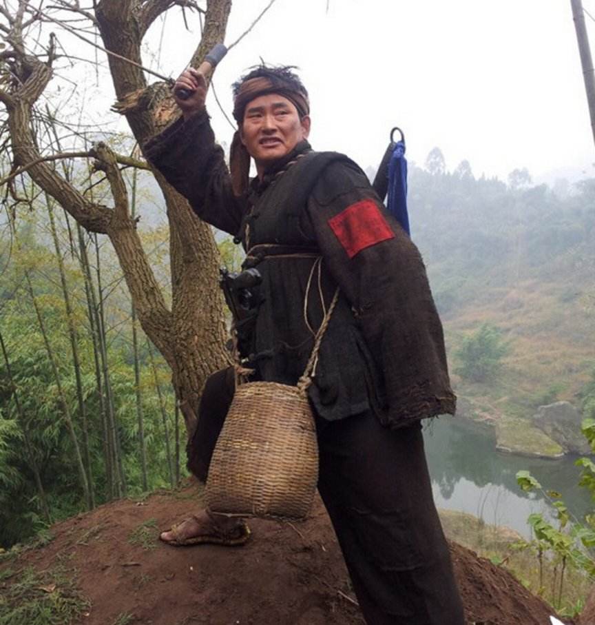 邻居靠大衣哥狂赚"60万,为赚钱竟踹其家门,只为拍视频赚钱!