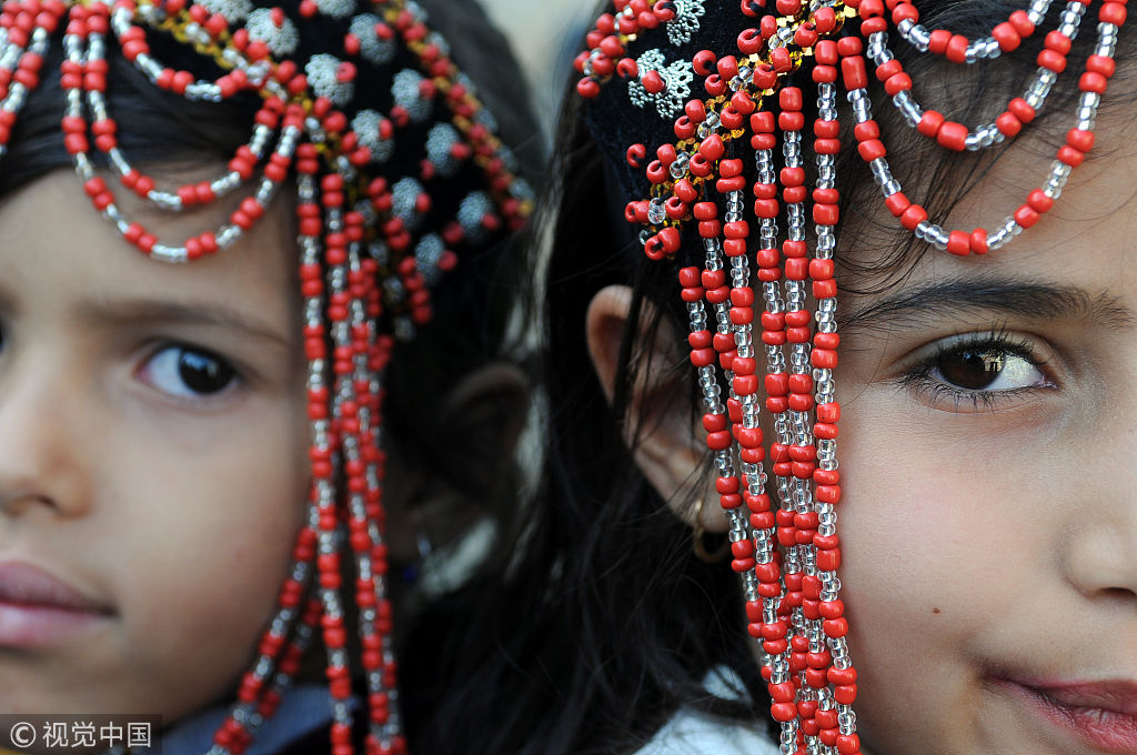 也门儿童参加时装秀呼吁和平,小萝莉传统服饰穿出时尚范