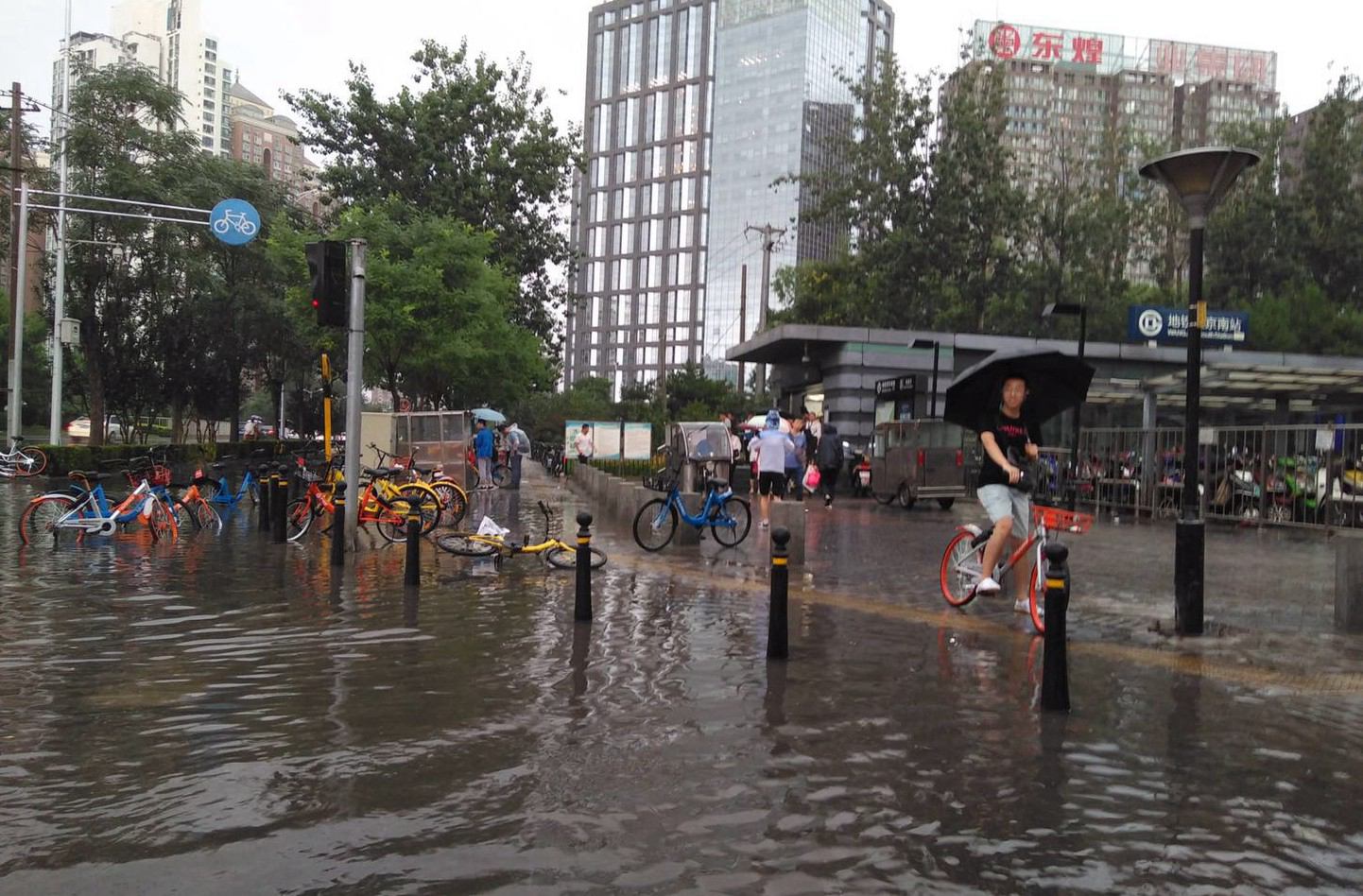 【圖集】北京遭暴雨襲擊:街道成河,車輛被淹沒,市民淌水上班