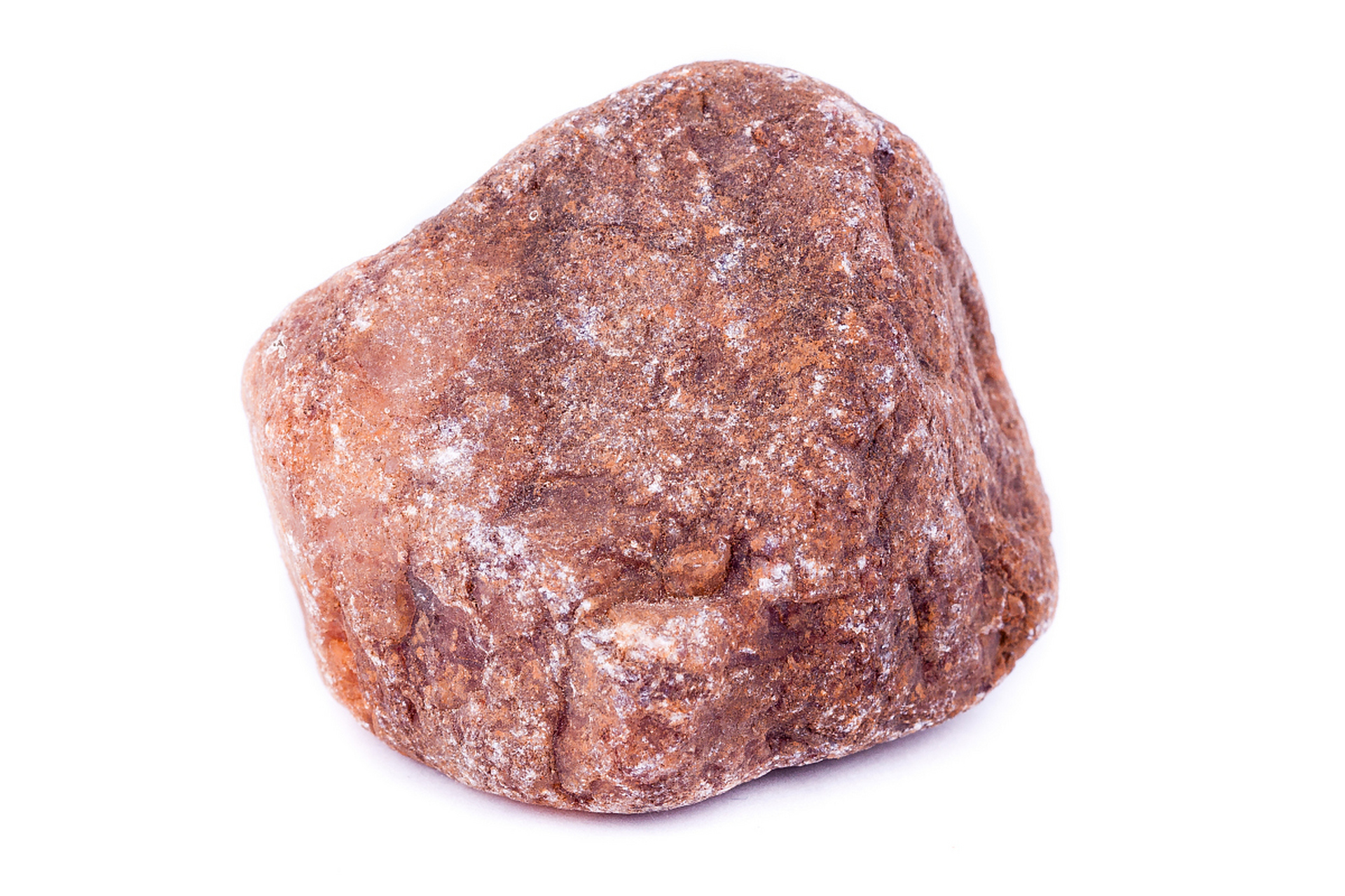 朱砂原石是一种珍贵的红色矿石,可通过观察颜色,光泽,形状和化学反应