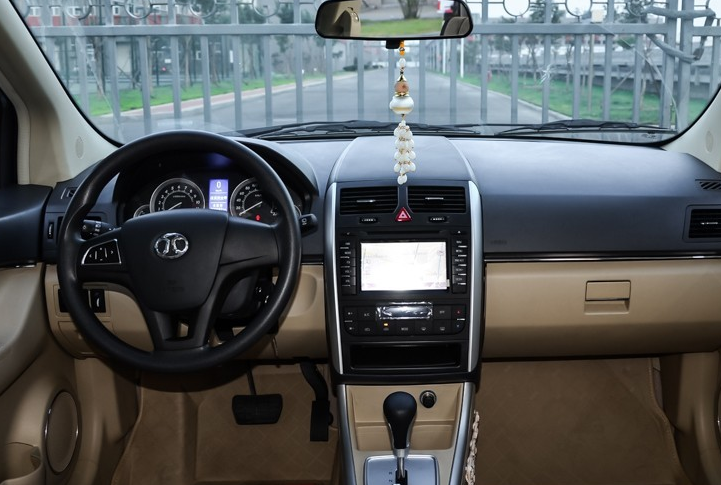 开起来耐看的北汽e150 ev:阳刚中又有流线的柔美,肌肉感十足