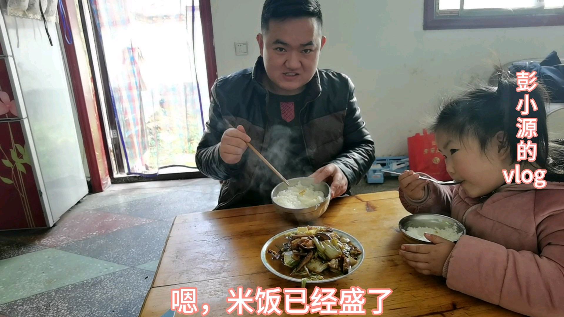 小伙下班回家做饭,牛肉炒香菇白菜,女儿多吃两碗饭,营养美味香