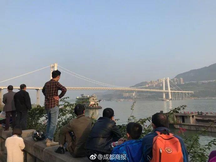 重庆坠江公交车跌入超75米深的水底,现场声呐图曝光