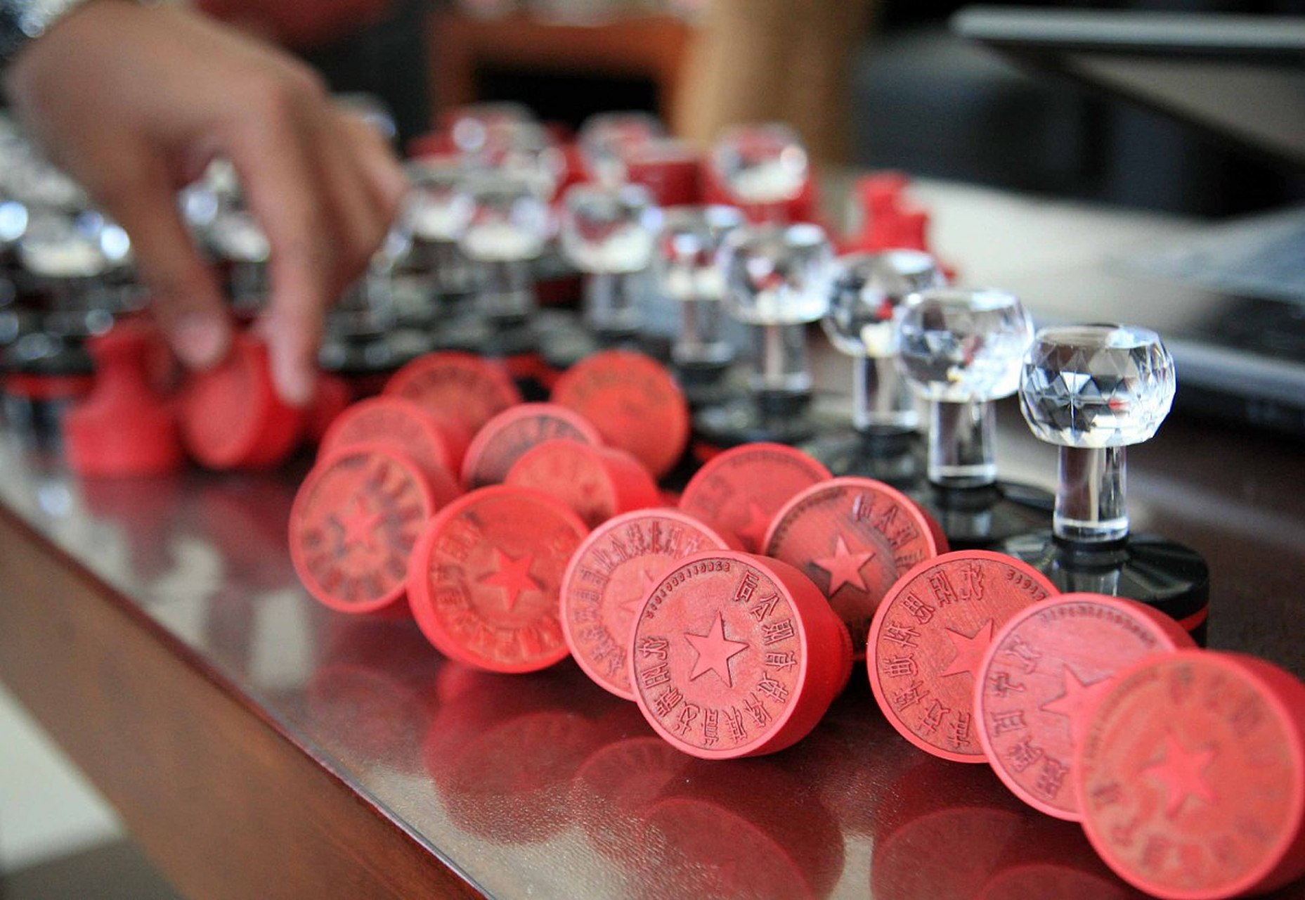 在司法实践中,因相对方缺乏对公章的真实性鉴别的能