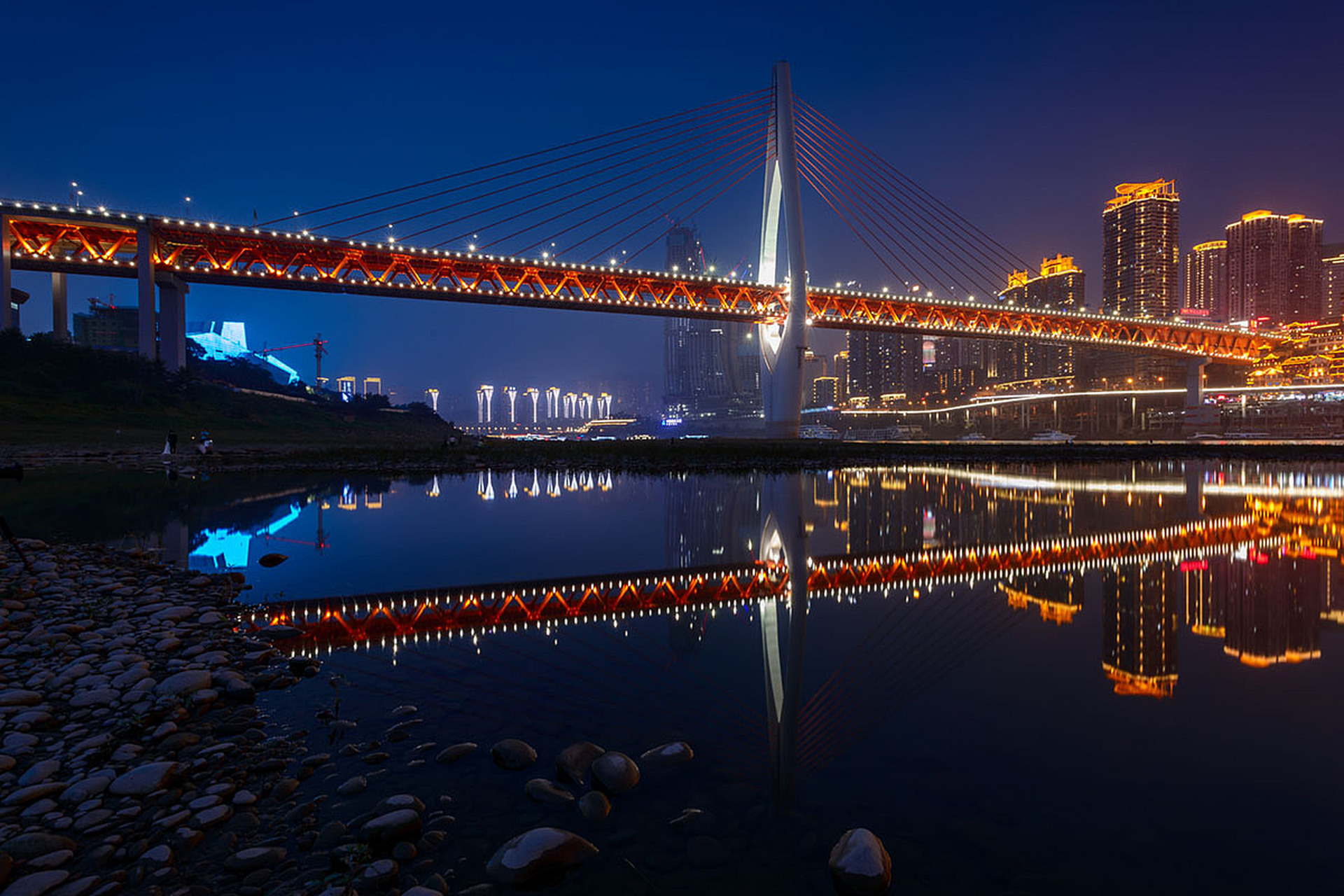 这些网红为了吸引眼球,在大桥上扎堆直播,甚至被指像丐帮一样影响市容