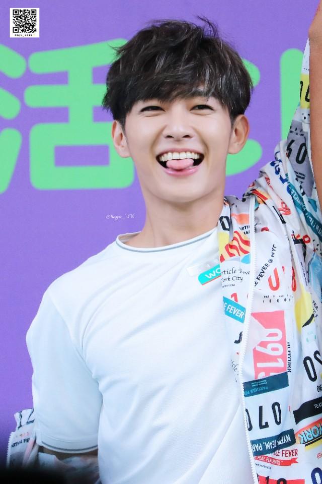 炎亚纶驻颜有术,笑起来还是那么撩人,谁不喜欢这样的男孩子呢