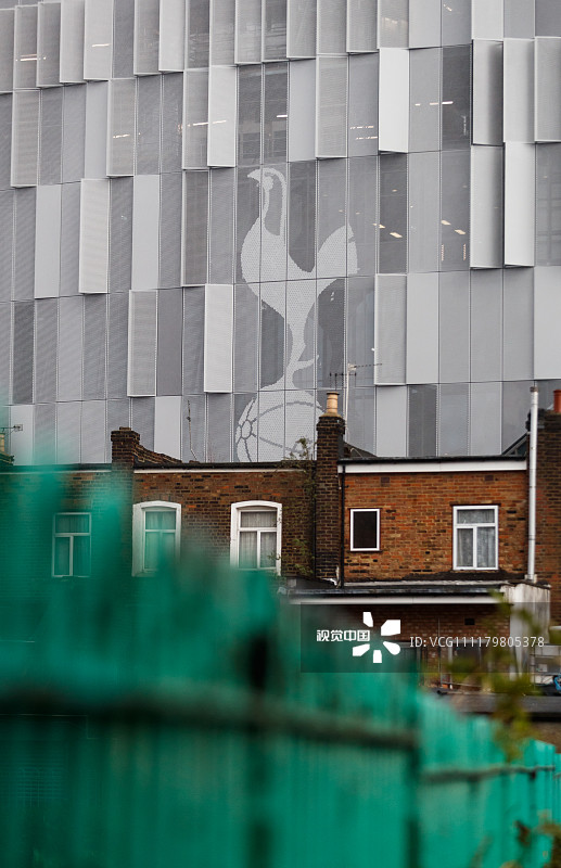 18/19英超:热刺新白鹿巷球场建设继续 大体建成球员图案醒目