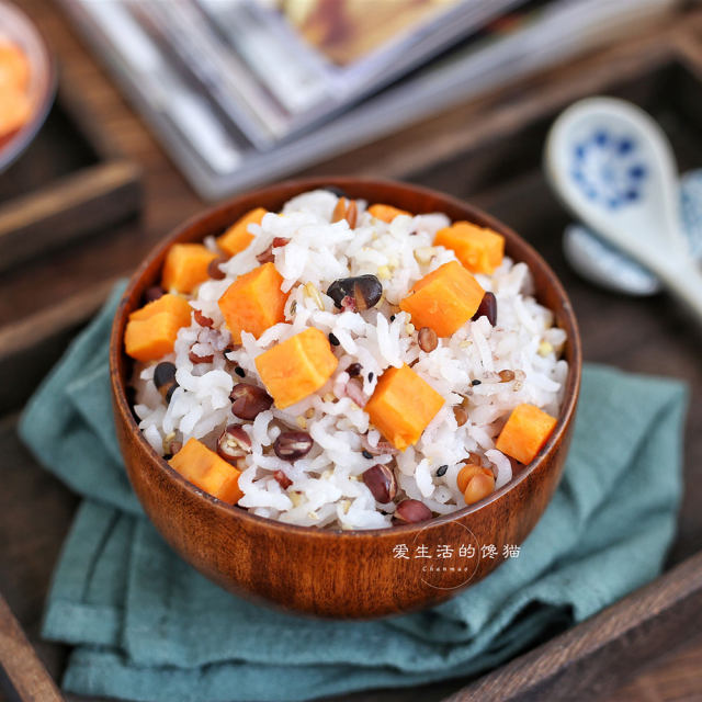 红薯杂粮饭,煮好的米饭,超级香软,孩子能吃3碗