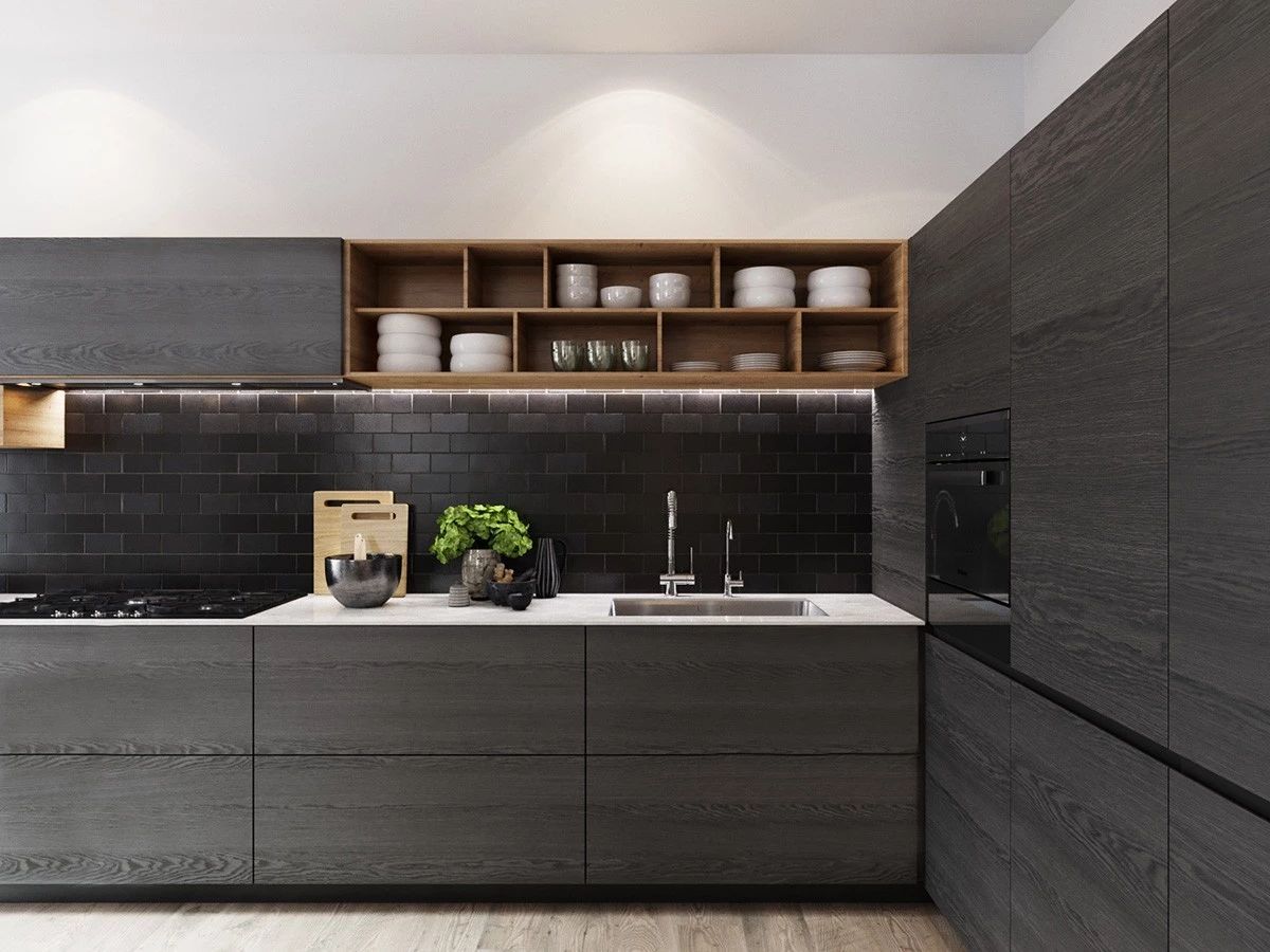 开放式的一字型厨房,高级灰橱柜与高级黑的瓷砖后挡板搭配