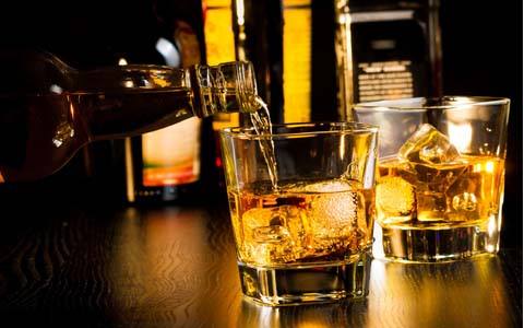 酒吧洋酒,为何比商场还便宜,那还能喝吗?内行人说出其中的猫腻