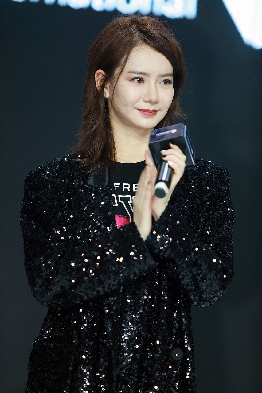 戚薇简直像是生了个小戚薇,女儿lucky的下巴都和她一模一样,爸爸李承