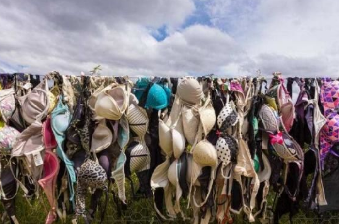 全球最"污"的景点:女性自愿来这脱衣服,不少男性在此出车祸!