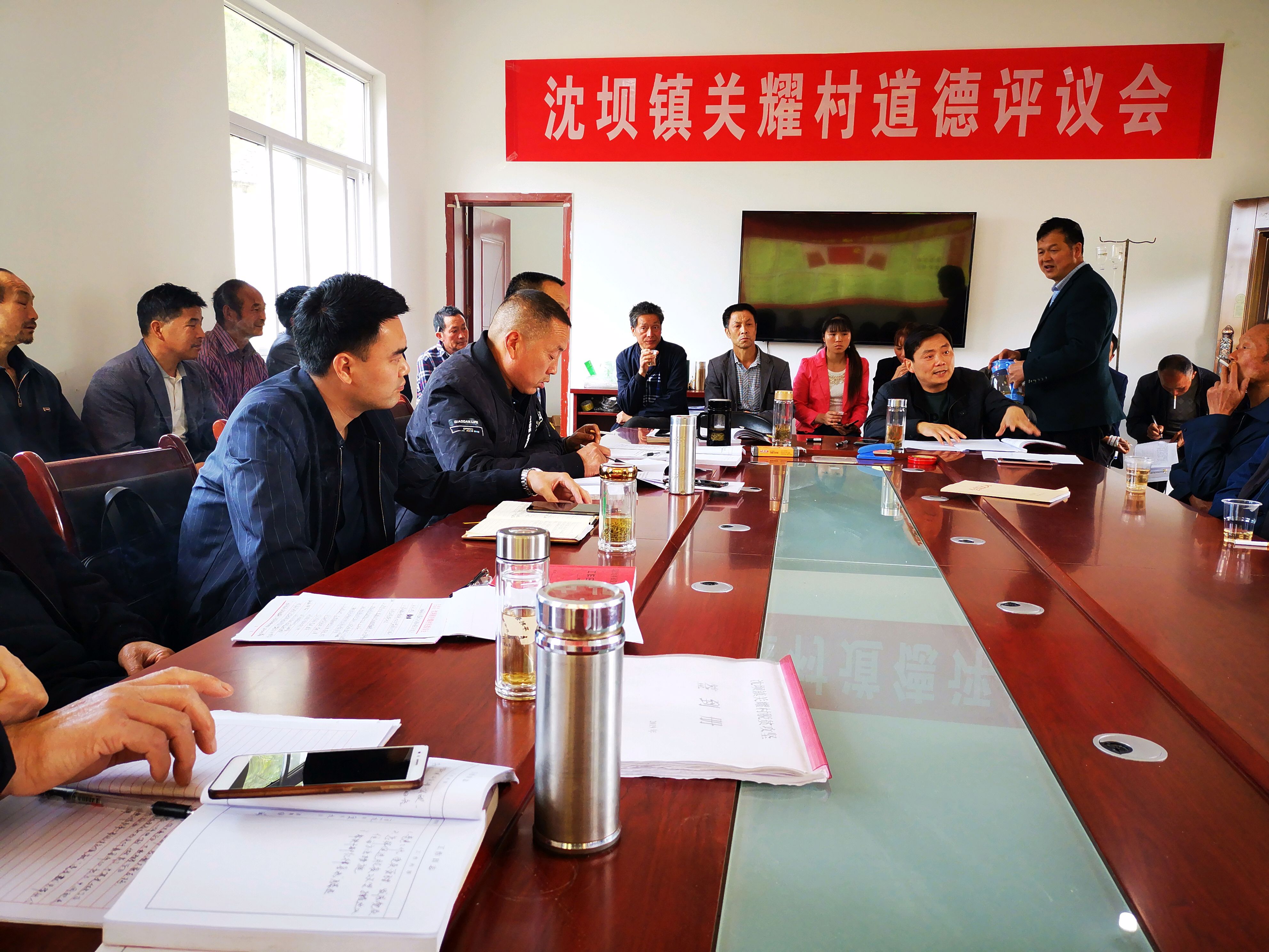 汉滨区:沈坝镇关耀村召开第二季度道德评议会