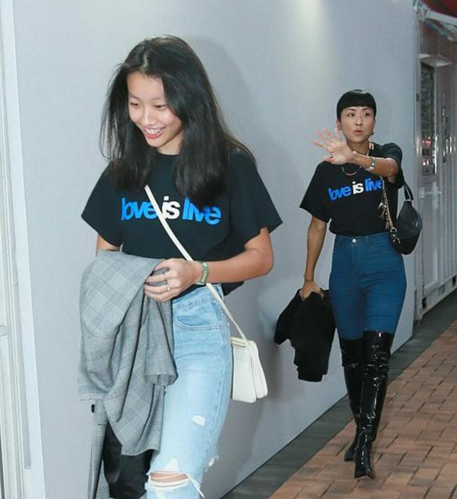 陈奕迅的14岁女儿陈康堤疑似恋爱,被拍到和小男友同框的亲密照片