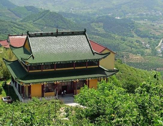 历史很悠久的百梅禅寺,石钟乳漂亮的临安瑞晶石花洞.