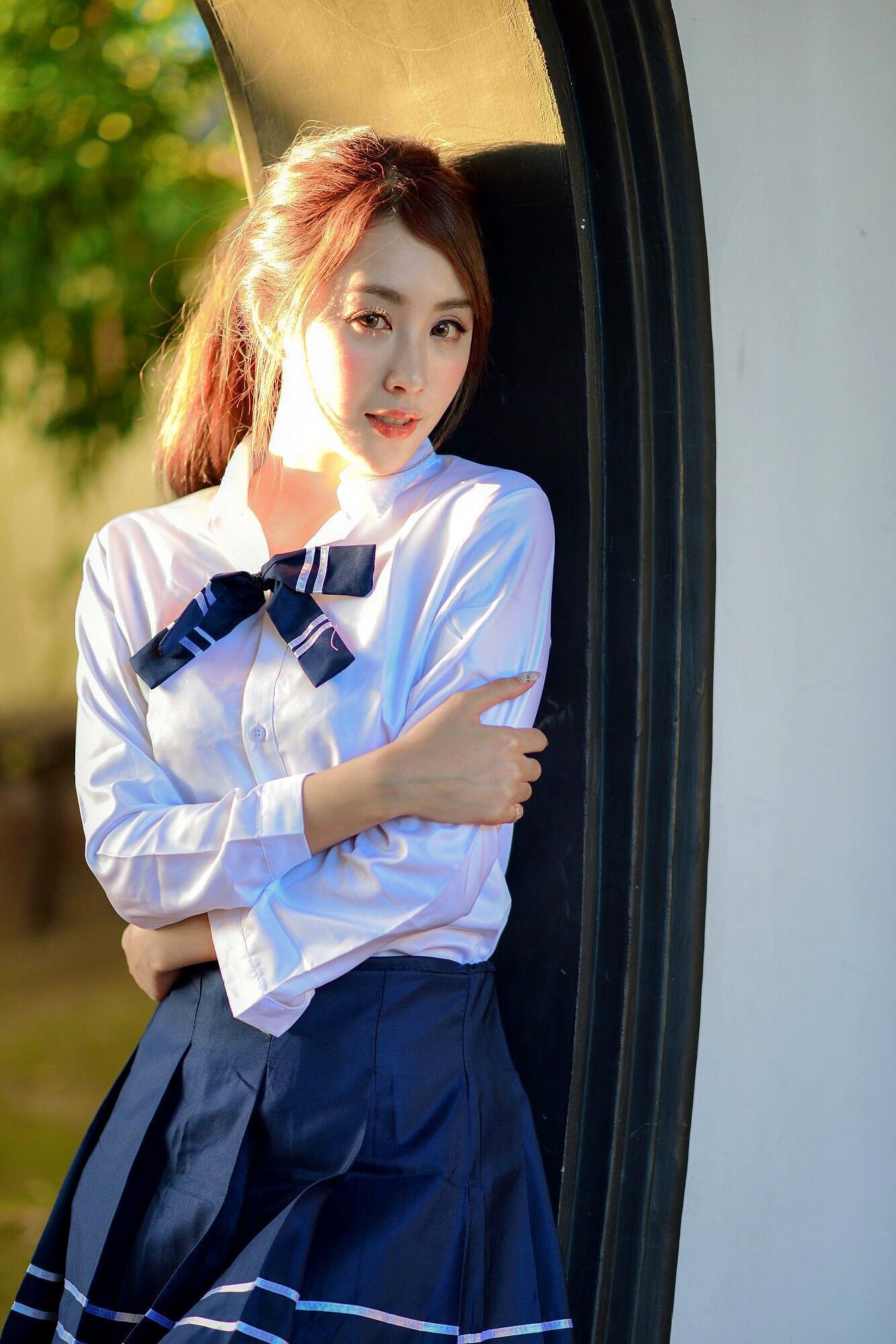 身穿校服的一位淘气大方的小姐姐,迷人的样子让我不自觉地想到了高中