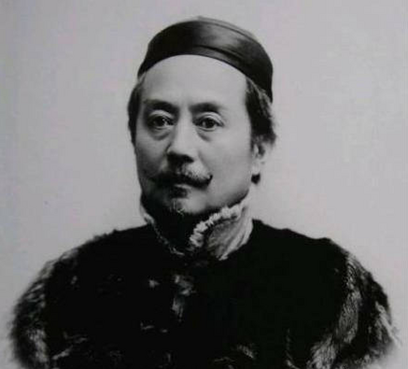 辜鸿铭喜欢妻子淑姑的小脚,无聊时就低头闻她的脚如闻花香;写作需要