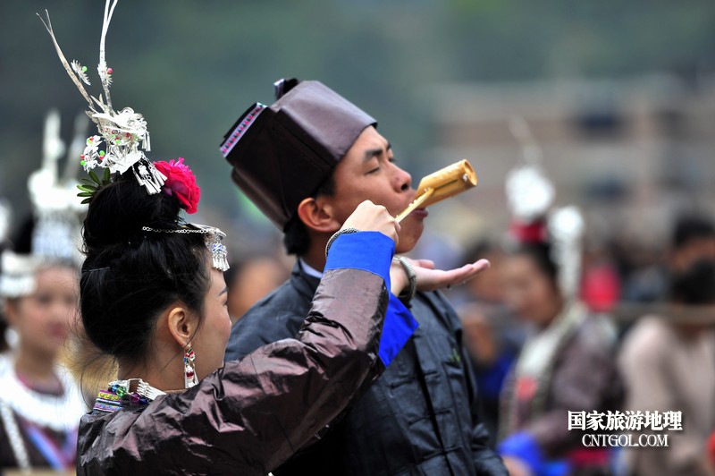 省黔东南从江县贯洞镇五年一度的侗族鼓藏节上,侗族姑娘给宾客敬酒