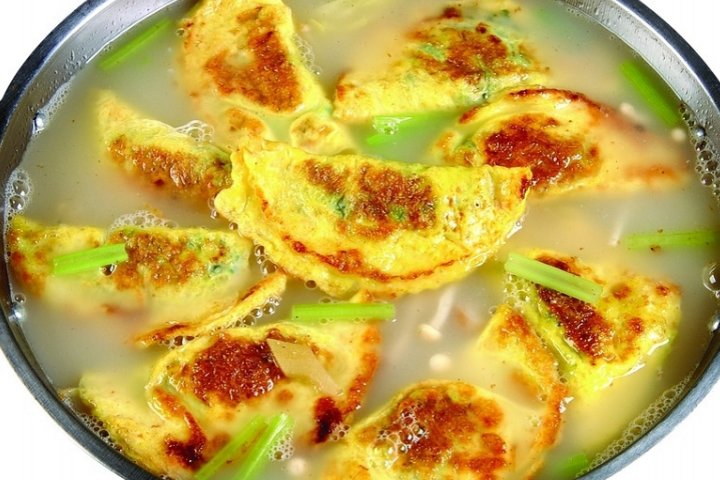 教你萝卜蛋饺汤的做法,吃起来不仅营养丰富而且汤鲜味美,特好吃
