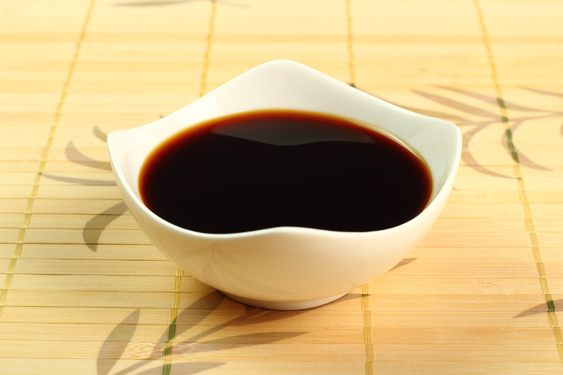 生抽和老抽都是以大豆为主要原料经过发酵制成的酱油,但它们的区别
