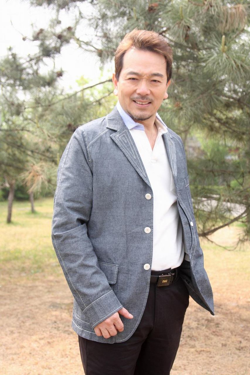 64岁的张晨光,一个台湾的老戏骨,在演艺圈摸爬滚打数十年,给观众留下