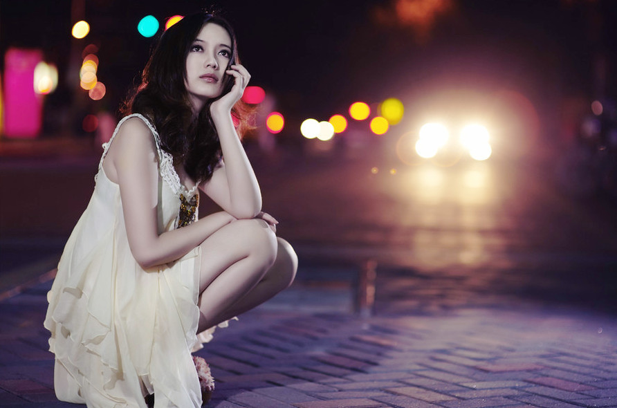 一个人走在夜晚街头的唯美靓丽美女